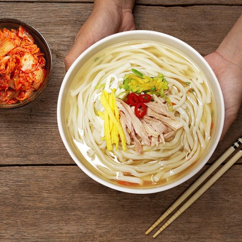 간편함과 맛, 가성비를 모두 잡은 1인분 닭칼국수 밀키트