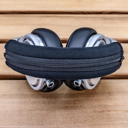 가성비는 아쉬워도, WH-1000XM5의 품격을 유지하는 데 도움이 되는 평범한 케이스