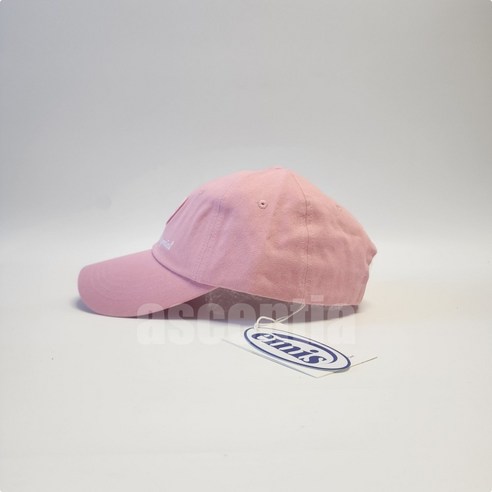 사랑스러움과 개성을 담은 이미스 하트 모자로 당신의 일상에 특별함을 더하세요.