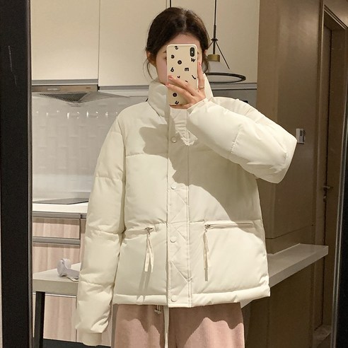 겨울에 따뜻하게 착용할 수 있는 여성용 경량 패딩 외투