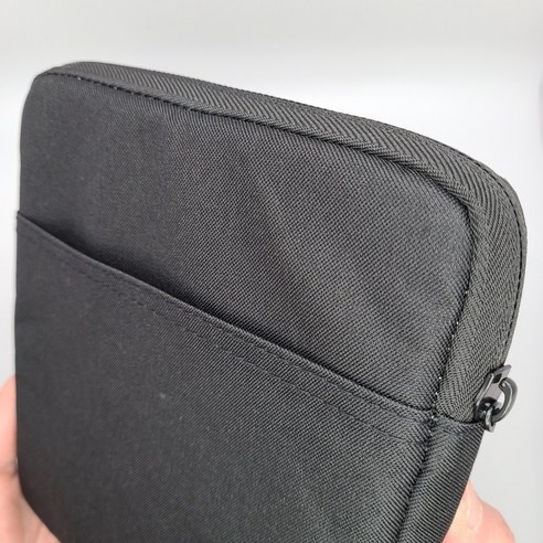 어미닛데이 오닉스 포크6 파우치: 당신의 독서를 스타일리시하게 보호하세요.