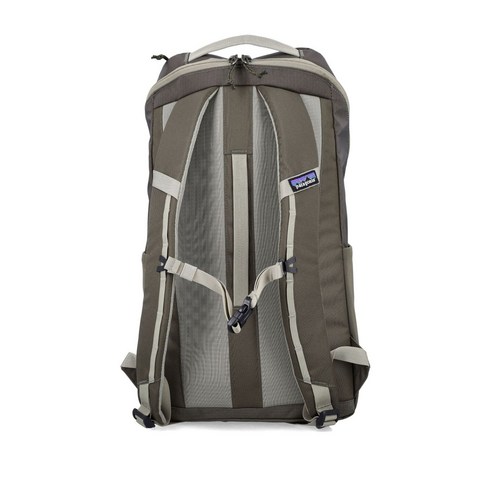 짐 많다고 걱정 끝! 파타고니아 블랙 홀 백팩 하나면 만사 OK!