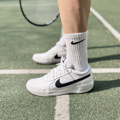 코트를 지배하는 우아한 움직임, 나이키 CARZ 테니스화로 완성하는 궁극의 퍼포먼스 나이키테니스화