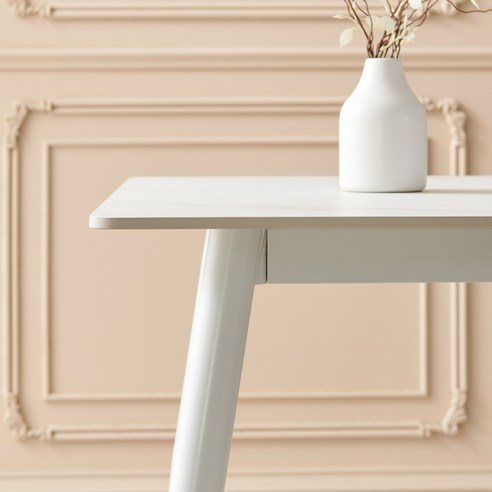 완벽한 식사 경험을 위한 세련되고 내구성 있는 식탁