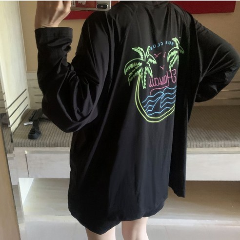 여름 분위기 가득한 애플망고 하와이 레쉬가드로 스타일리시하게 수상 활동을 즐기세요.