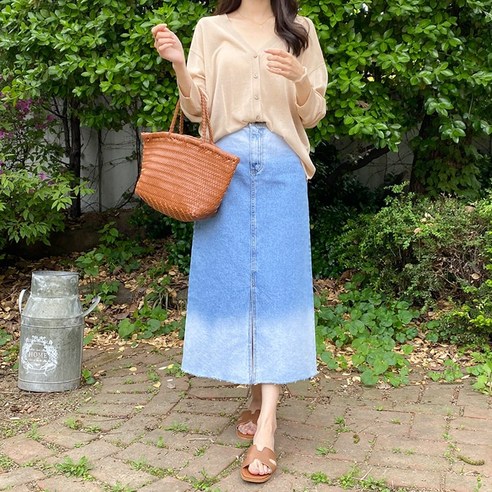 여름철에 스타일을 더하고 편안함을 선사하는 아모르데이의 셀러브이 가디건