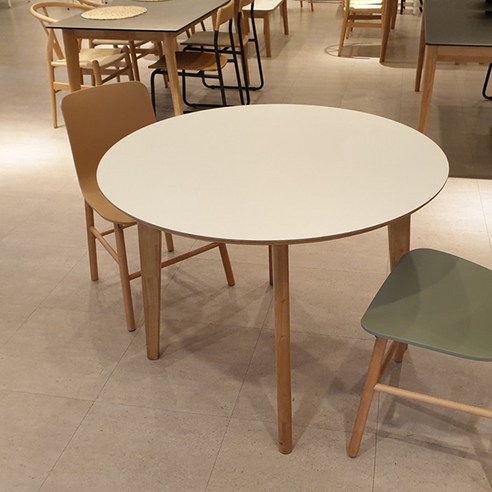 좁은 공간, 답답한 일상에 숨통을! 러버원형테이블 화이트 식탁 사용 후기 오노홈