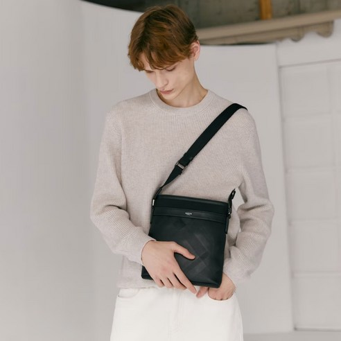 헤지스 크로스백 하나로 데일리 스타일 완성!