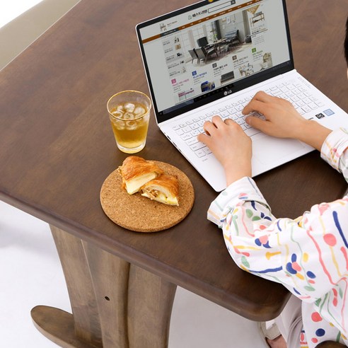 우아함과 편안함이 어우러진 오츠카 식탁 세트: 가정의 심장부에 완벽한 추가품