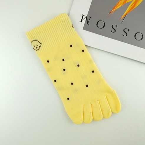 발가락 사이 찝찝함, 이제 안녕! 온더레드 도트 발가락 양말로 산뜻한 하루 시작하세요