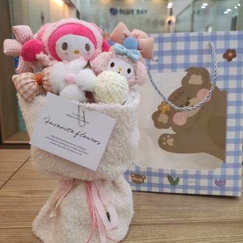 축하하는 순간을 아름답게 간직하는 인형 꽃다발