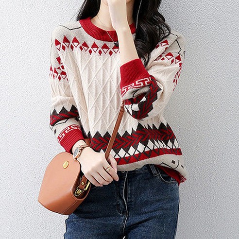 현대적인 감성이 담긴 고전적인 아가일 배색 니트티로 따뜻하고 스타일리시한 겨울을 맞이하세요.