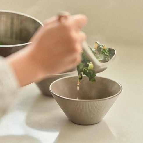 오덴세 아틀리에 노드 국공기: 세심하게 제작된 전자레인지용 도자기 국그릇