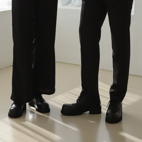 세련된 커플룩을 위한 편안하고 다용성 있는 고급 구두