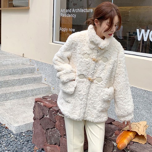 부드러움과 따뜻함이 완벽한 조화를 이루는 ANYOU 겨울 뽀글이자켓