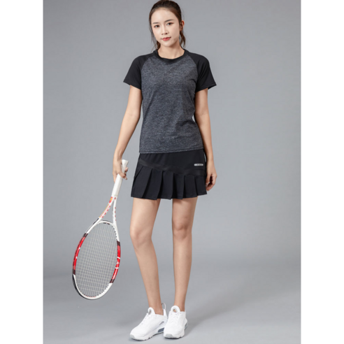 코트 위 스타일과 퍼포먼스를 동시에! 플리츠 치마바지로 자신감을 더하세요.