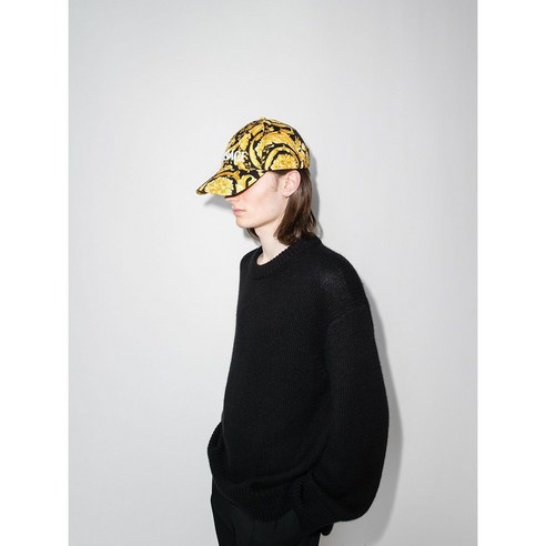 베르사체 자수 볼캡 하나로 겨울 스타일 고민 끝!