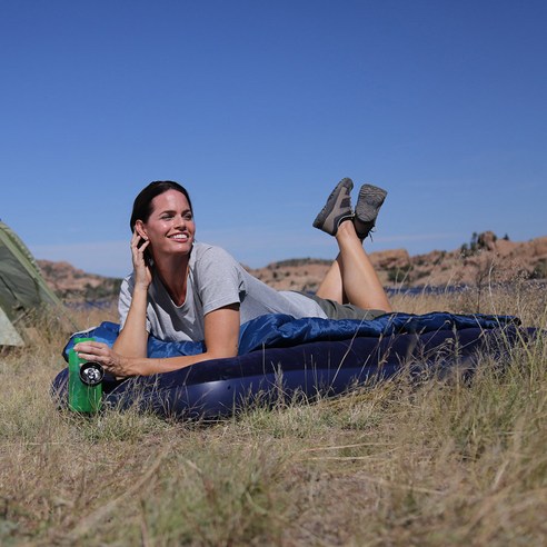 BW 67000 싱글 에어매트+베개+펌프 세트는 캠핑 및 야외 활동에 최적화된 제품입니다.