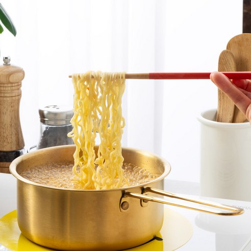 맛있는 식사를 요리하는 데 이상적인 내구성 있는 인덕션 편수냄비