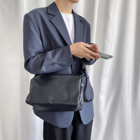 신사복 어깨 가방 한국어 스타일 캐주얼 메신저 가방 커플 단색 밝은 가죽 간단한 스포츠 메신저 가방