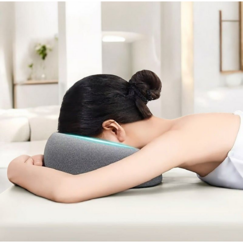 사무실 책상 위, 꿀같은 10분을 선물하는 마법같은 낮잠 베개