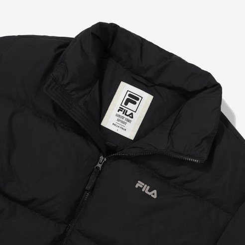 FILA 베이직 푸퍼 다운은 겉감으로 나일론 100%, 안감으로 나일론 100%, 충전재로 솜털 80%와 깃털 20%를 사용한 제품입니다.