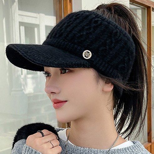 루지온 여성 챙모자는 여성용 겨울 모자로 사람들의 관심을 끌고 있습니다.