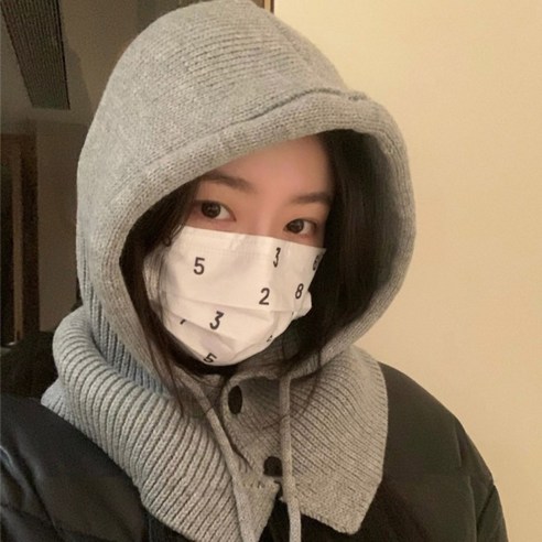 따뜻한 방한 후드를 갖춘 스타일리시한 겨울 코디 아이템
