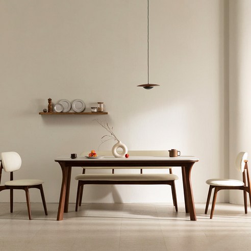 좁은 공간에 감성을 더하는 실용적인 4인용 월넛 세라믹 식탁