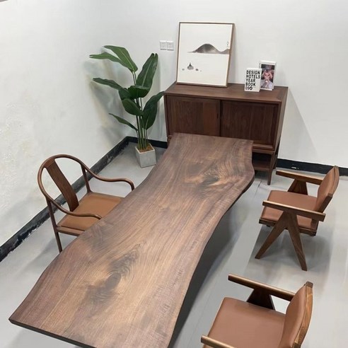 깊어가는 삶의 향기, 호두나무 식탁 세트로 완성하는 따뜻한 공간