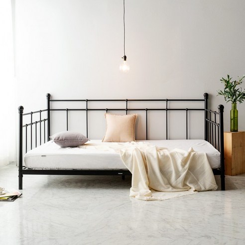 좁은 공간을 넓게 쓰는 마법, 에보니아 철제 데이베드 소파