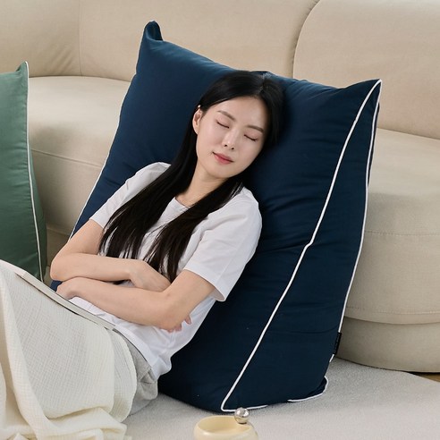 플랫화이트 목까지 받쳐주는 빵빵한 삼각등받이 쿠션, 라인네이비