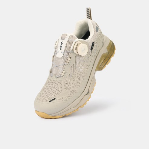 네파의 TV광고 상품인 하이킹화는 아웃도어와 도시에서 편안한 신발 제공