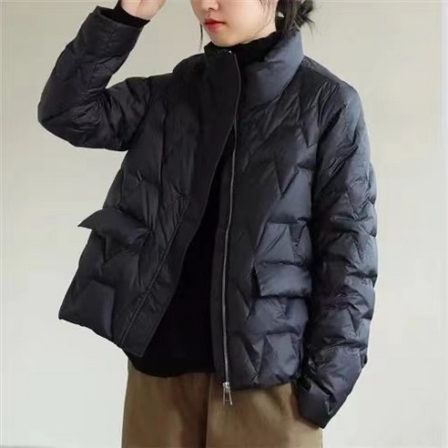 슬림하고 타이트한 핏으로 만들어져 여성들의 체형을 돋보이게 해줍니다.