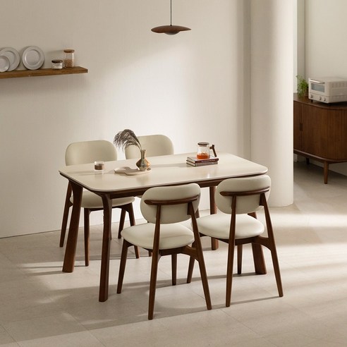 좁은 공간에 감성을 더하는 실용적인 4인용 월넛 세라믹 식탁