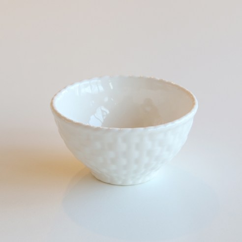 마니 화이트 세라믹 라탄 볼: 당신의 디저트를 예술 작품으로