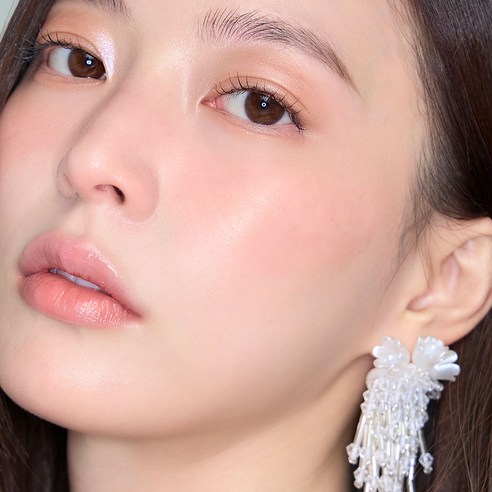 부드럽고 생기 있는 메이크업의 완성