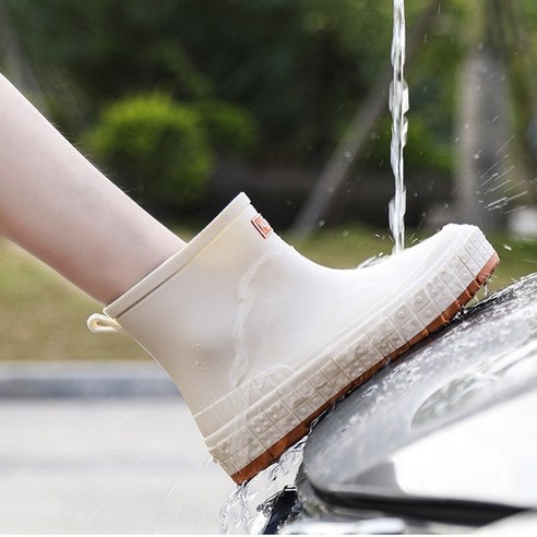 가벼운 통굽과 논슬립 소재로 비가 오는 날에도 안정적인 걸음걸이를 유지할 수 있는 Kcwen 여성용 앵클 패션 레인부츠