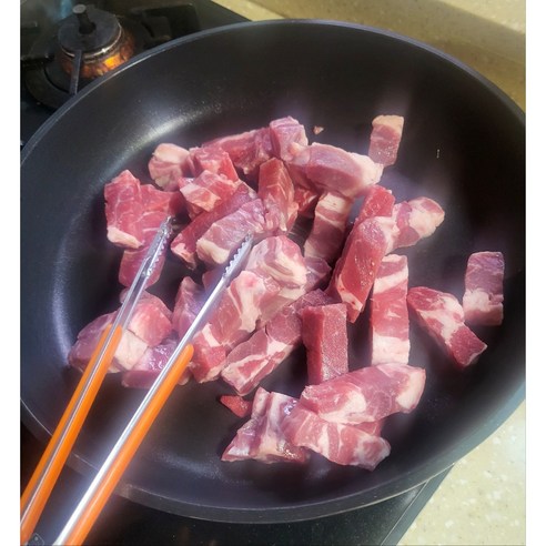 축구관전이나 사교 모임에 이상적인 두툼하고 한 입 크기의 양고기 큐브