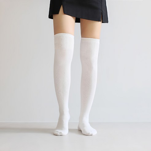 다리 라인 고민 끝! 코지라벨 오버니삭스로 완성하는 슬림핏 스타일 오버니삭스