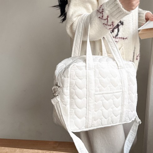 포근함과 실용성을 담은 데일리 누빔 토트백