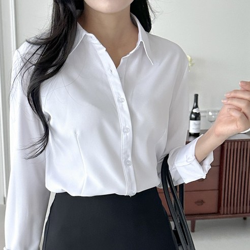구김 없이 깔끔한 슬림핏 셔츠, 다양한 스타일링이 가능한 실용적인 제품
