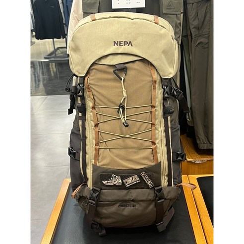 스타일리시하고 기능적인 모험의 동반자: 네파 칸네토 45L 배낭