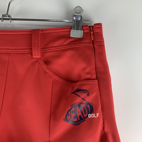 필드 위 강렬한 존재감, 파리게이츠 레드 골프 스커트의 매혹적인 빈티지