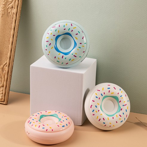 지클랜 Donut20은 휴대용 충전식 손난로로, 온도조절 기능과 2200mAh의 큰 용량을 제공합니다.