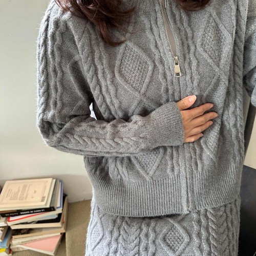 CHEOL.B [ SET-UP 코디추천템 ] 여성용 데일리 러블리무드 꽈배기짜임 니트집업 미니스커트 투피스 세트