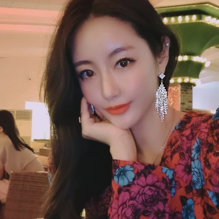 현블러썸 필립스큐빅귀걸이 크리스탈 화려한 드롭 가벼운 경량 롱귀걸이 드롭귀걸이 화려한귀걸이 파티귀걸이 실버 유광 볼드 레이스 샹들리에 웨딩 프로필 솔로지옥 송지아 프리지아 대표 이미지 - 솔로 지옥 패션 추천
