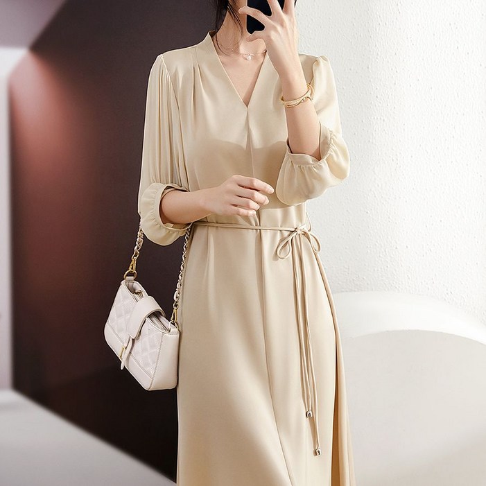 봄가을 중년 여성 긴팔 원피스 여성 가을 드레스 세련된 여성스러운 V넥 허리끈 실크 느낌 롱 드레스 CBB