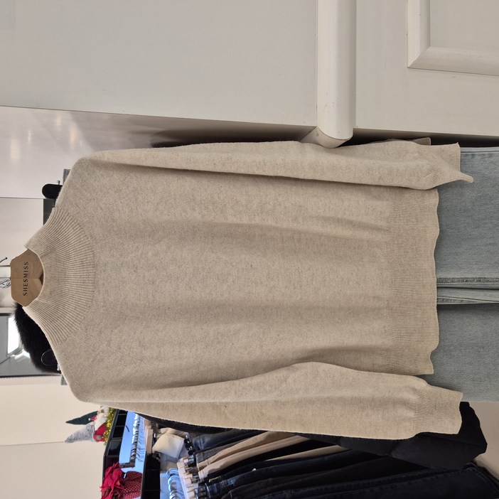 쉬즈미스  품절임박   24년 신상품  초초 대박특가세일지금부터 입으면 너무 예쁜뒷단추 포인트  울혼방 루즈핏 반목니트