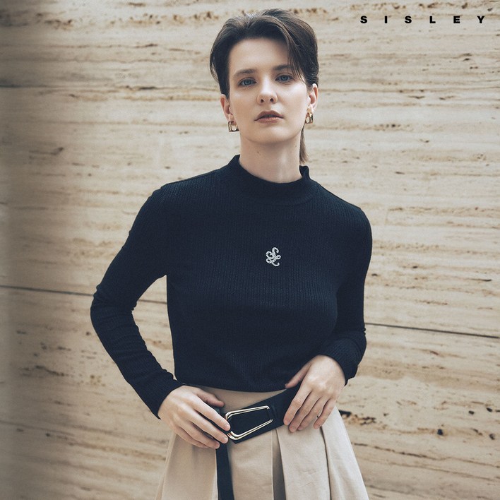 런칭가99,000원25FW 시슬리 쥬얼 로고 모크넥 니트1종